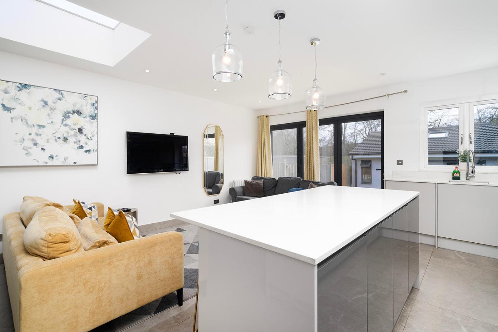 Large 4 Bedroom House With Parking Available Londres Exterior foto