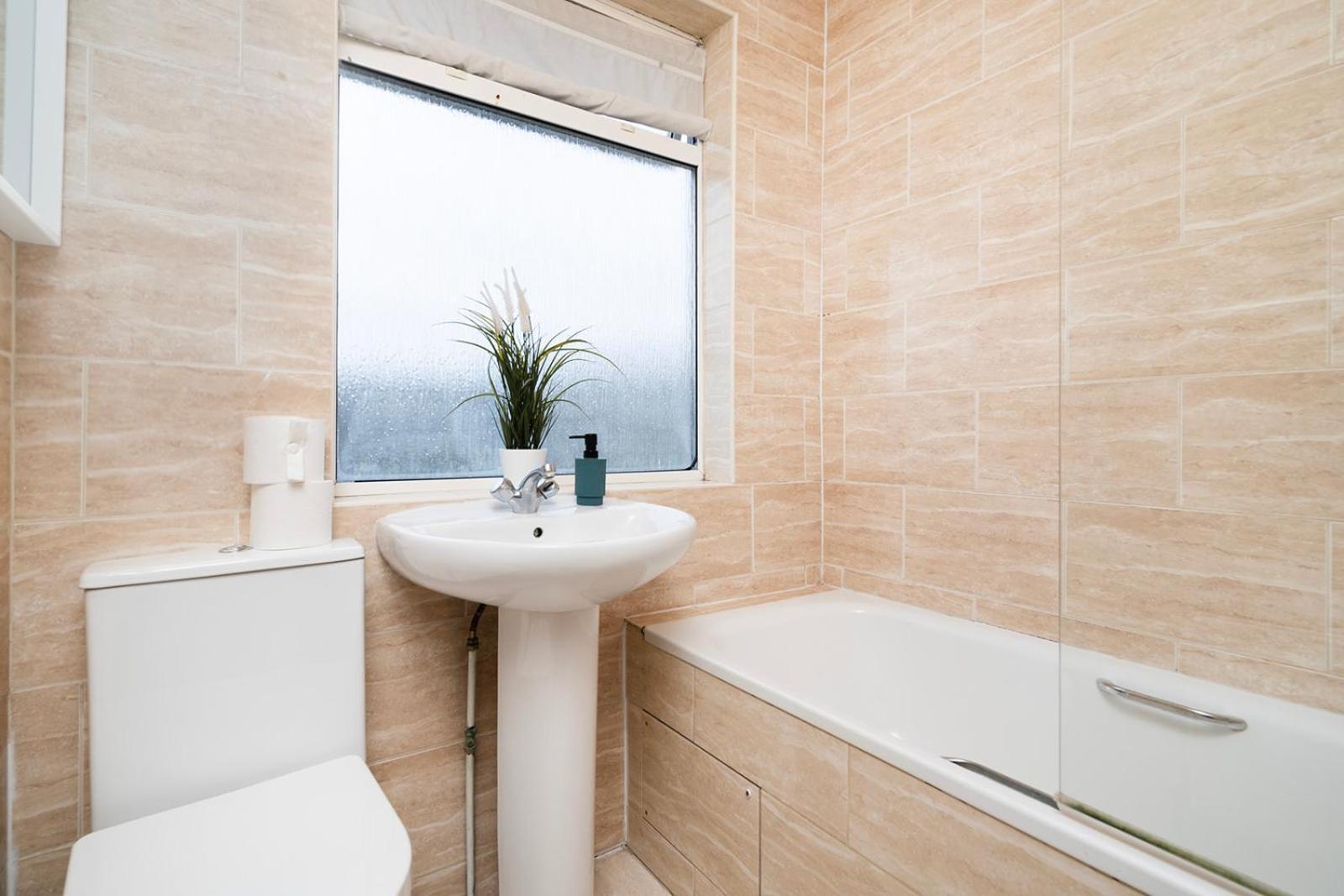 Large 4 Bedroom House With Parking Available Londres Exterior foto