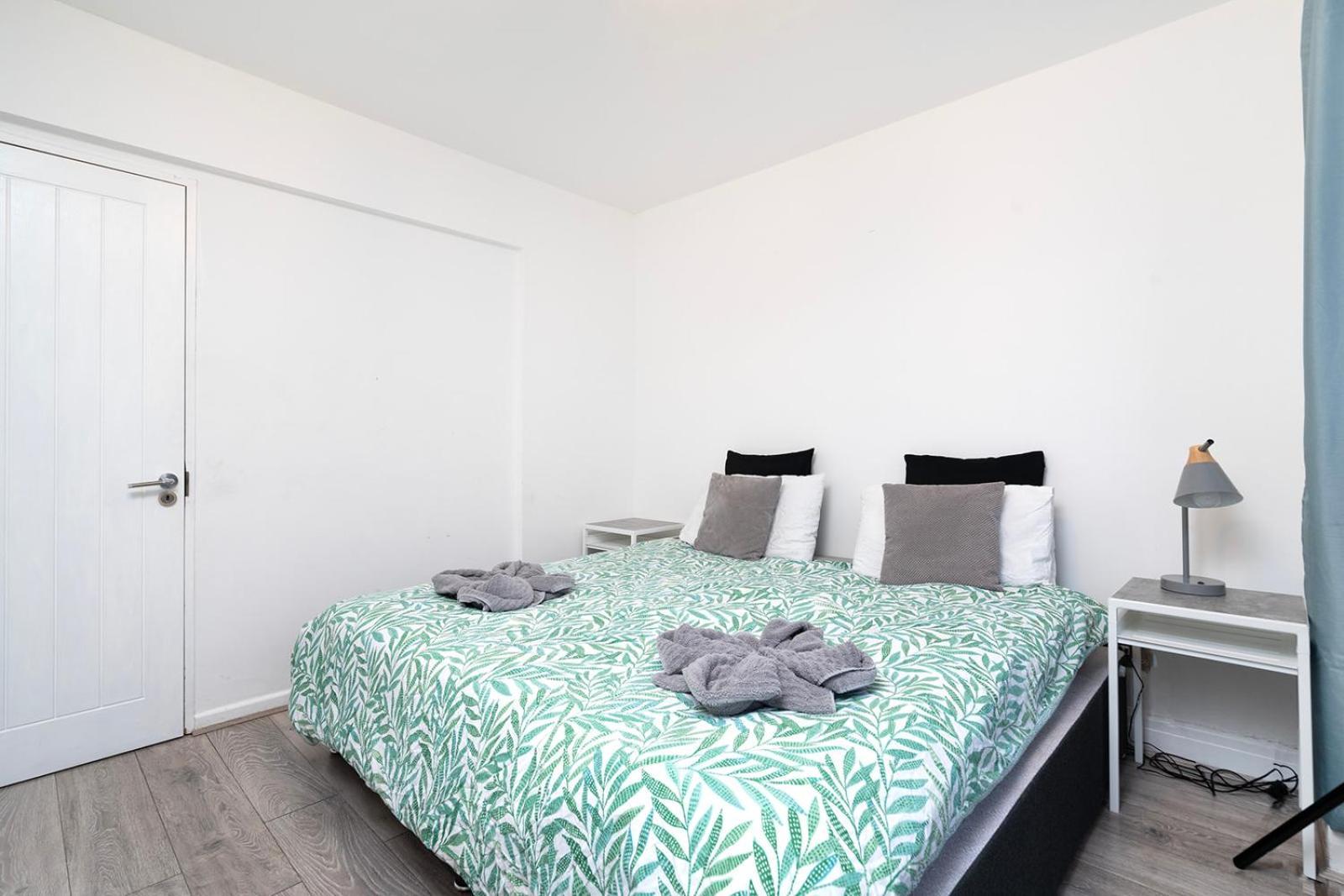 Large 4 Bedroom House With Parking Available Londres Exterior foto