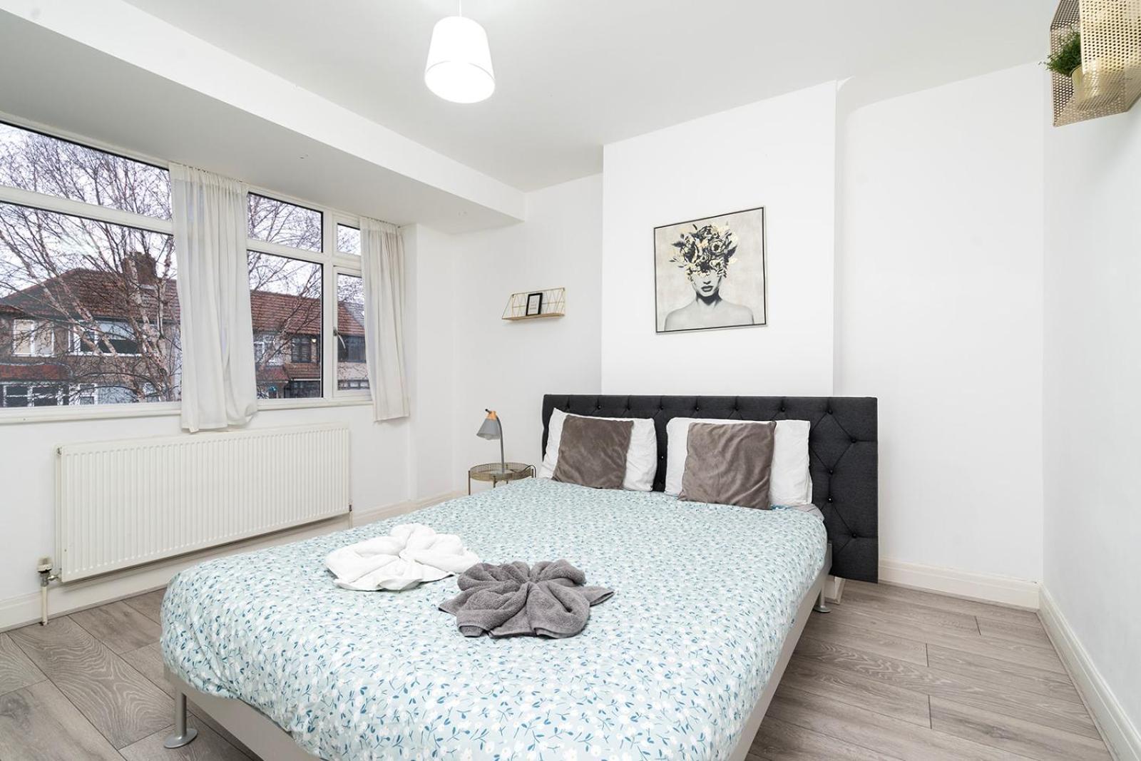 Large 4 Bedroom House With Parking Available Londres Exterior foto