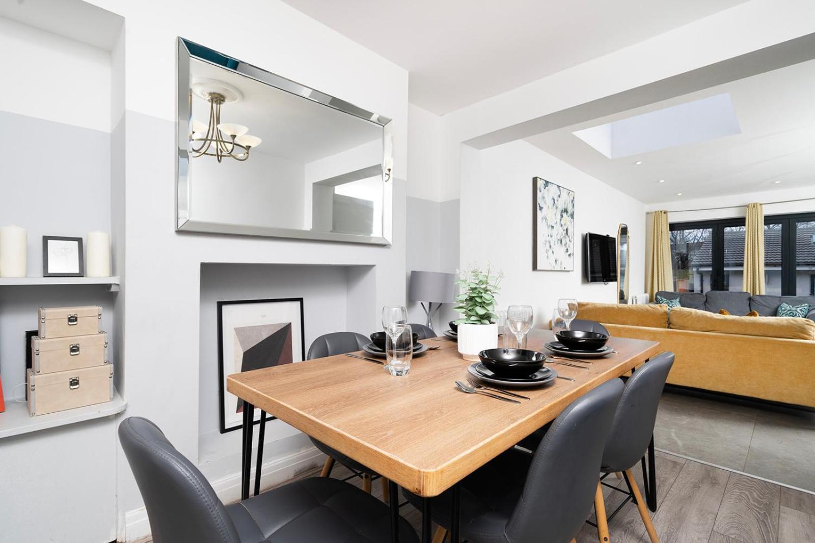 Large 4 Bedroom House With Parking Available Londres Exterior foto